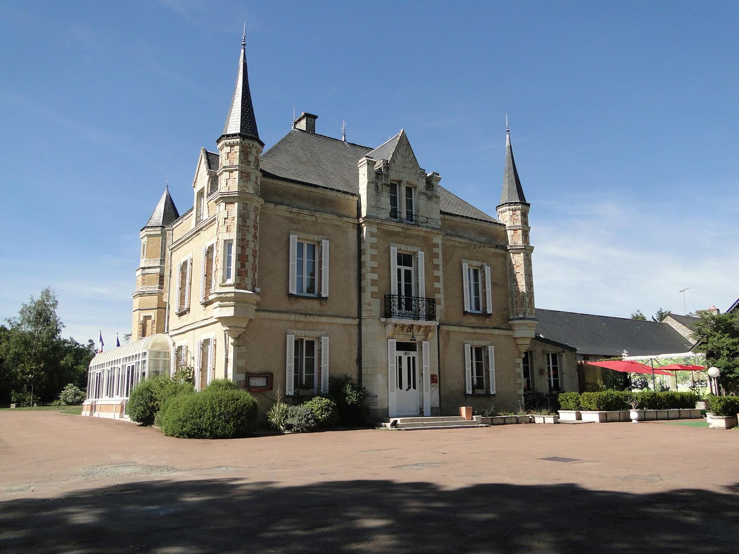 拉费里耶尔酒店 Châteaubriant 外观 照片